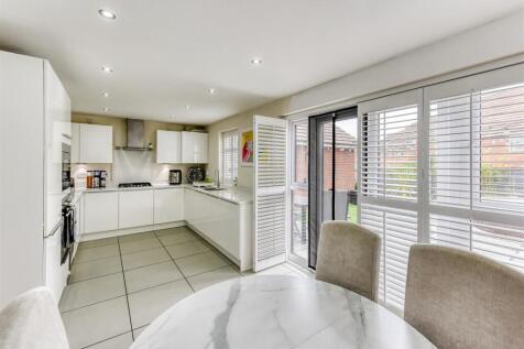 11 Thruxton Avenue-kitchen1.jpg