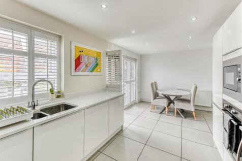 11 Thruxton Avenue-kitchen3.jpg