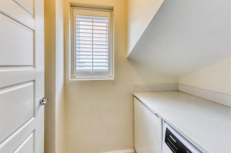 11 Thruxton Avenue-laundry.jpg