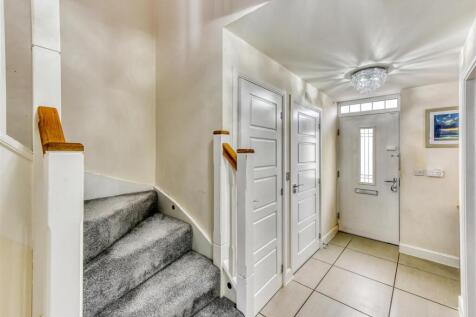 11 Thruxton Avenue-hall2.jpg