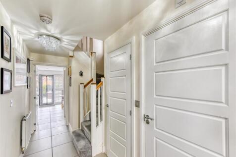 11 Thruxton Avenue-hall1.jpg
