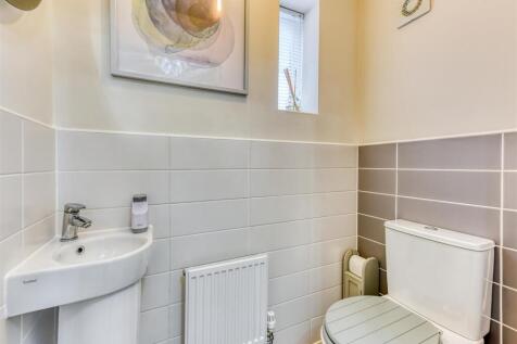 11 Thruxton Avenue-cloaks.jpg