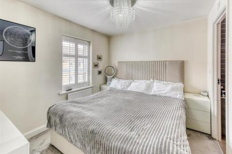 11 Thruxton Avenue-bed1.jpg