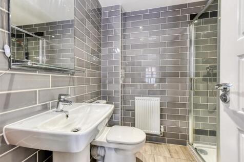 11 Thruxton Avenue-bed1 ensuite.jpg