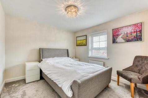11 Thruxton Avenue-bed2.jpg
