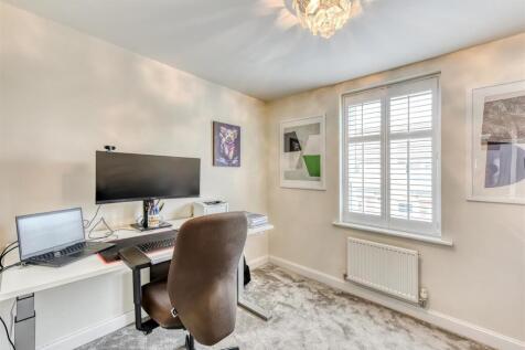 11 Thruxton Avenue-bed3.jpg