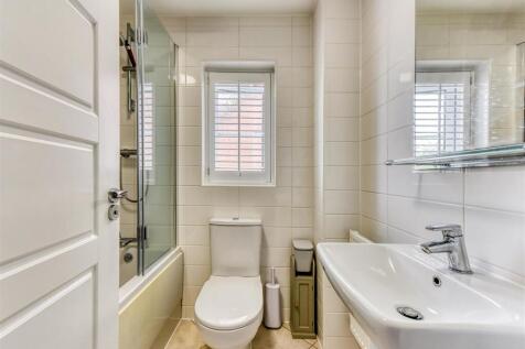 11 Thruxton Avenue-bathroom.jpg