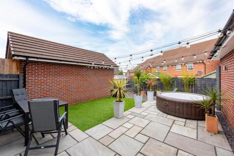 11 Thruxton Avenue-garden.jpg