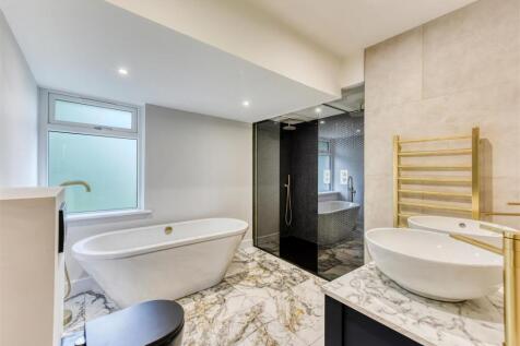 Twin Oaks-bed1 ensuite1.jpg