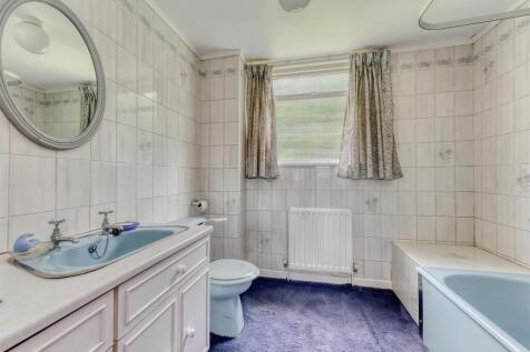 7a Quail Green-bed1 ensuite.jpg