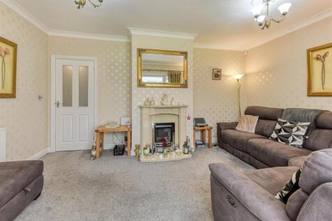 135 Yew Tree Lane-lounge2.jpg