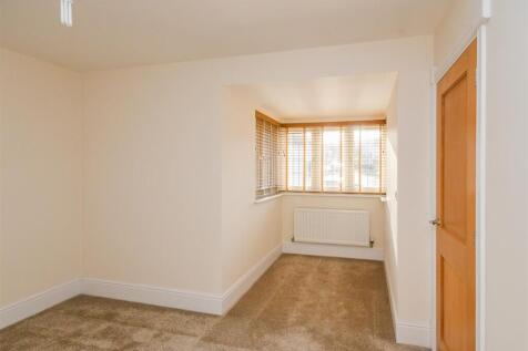 18 Pickwick Gardens - Bedroom.jpg