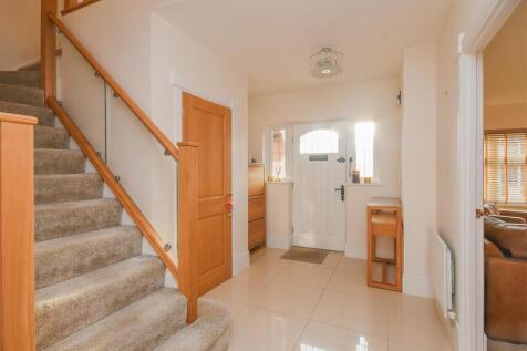 18 Pickwick Gardens - Hallway.jpg