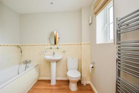 51 Deaconsfield - Family Bathroom.jpg