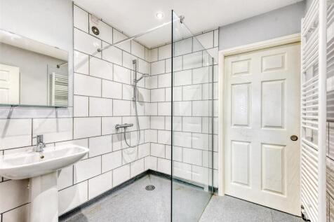16 Rudge Road-bed5 ensuite.jpg
