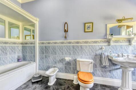 Ashfield House-bed1 ensuite.jpg