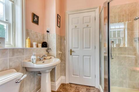 Ashfield House-bed2 ensuite2.jpg