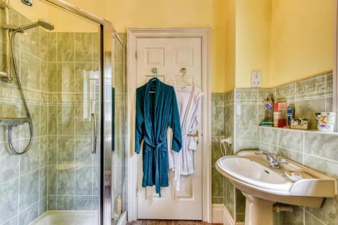 Ashfield House-bed3 ensuite2.jpg