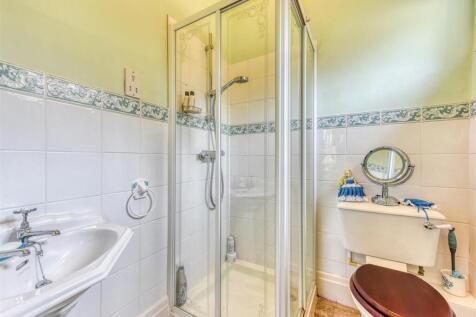 Ashfield House-bed4 ensuite.jpg