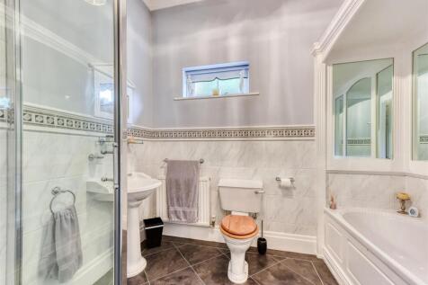 Ashfield House-bathroom.jpg