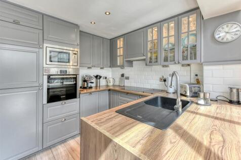 4 Oak Road-kitchen2.jpg