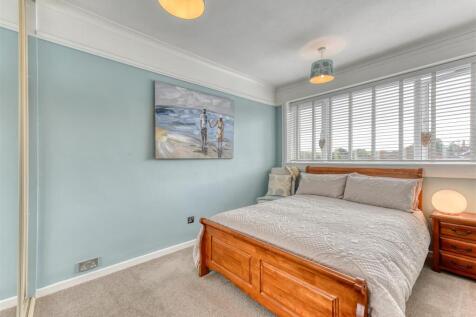 4 Oak Road-bed2.jpg