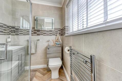 4 Oak Road-bathroom.jpg