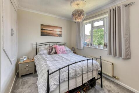34 Tyning Close-bed1.jpg