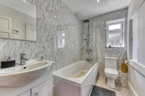 34 Tyning Close-bathroom.jpg