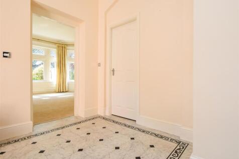 18c Southgate - Hallway.jpg