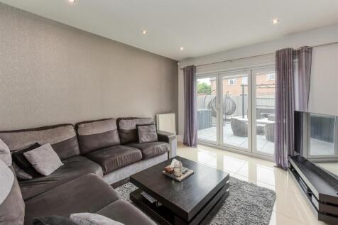 6 Pickwick Gardens-sitting room.jpg