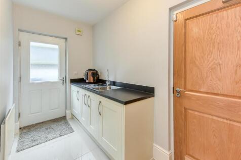 6 Pickwick Gardens-laundry.jpg