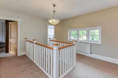 6 Pickwick Gardens-landing.jpg