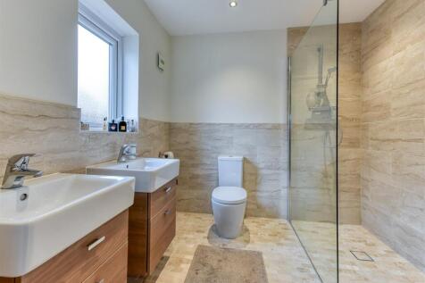 6 Pickwick Gardens-bed1 ensuite.jpg