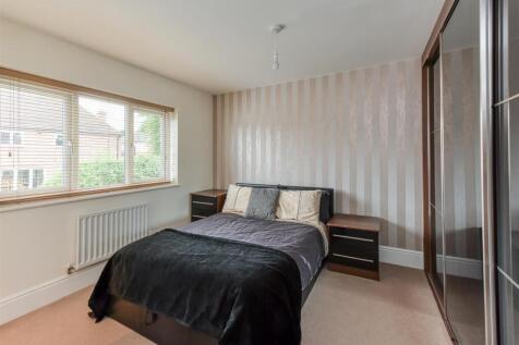 6 Pickwick Gardens-bed2.jpg