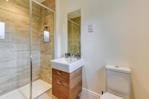 6 Pickwick Gardens-bed2 ensuite.jpg