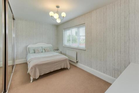 6 Pickwick Gardens-bed3.jpg