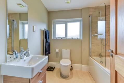 6 Pickwick Gardens-bathroom.jpg