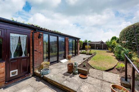 19 Woodland Close-garden1.jpg
