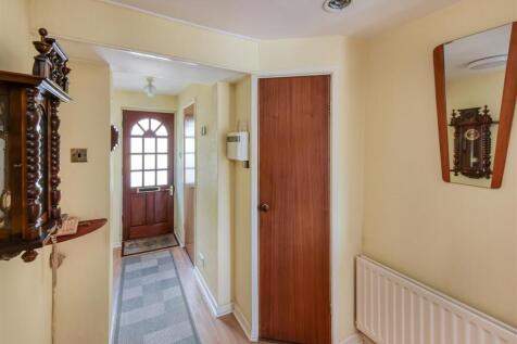 19 Woodland Close-hall.jpg