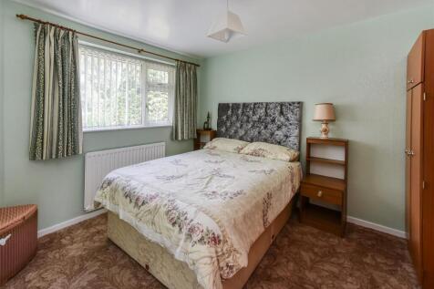 19 Woodland Close-bed2.jpg