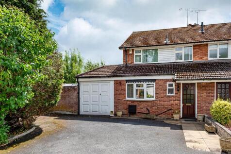 19 Woodland Close-front2.jpg