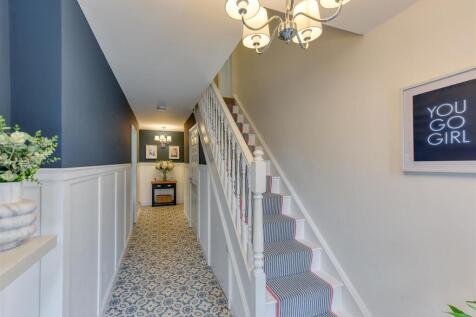 Hydeaway House-hall2.jpg