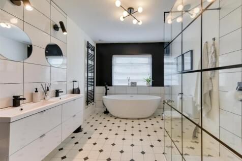 Hydeaway House-bed1 ensuite1.jpg