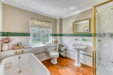 Pine House-bed1 ensuite.jpg