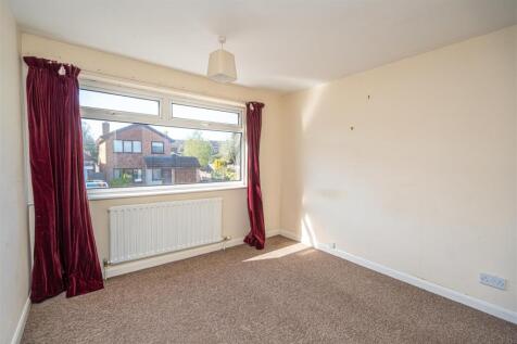 4 Easthall Close Bedroom.jpg