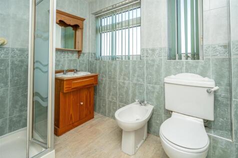 4 Easthall Close Bathroom.jpg