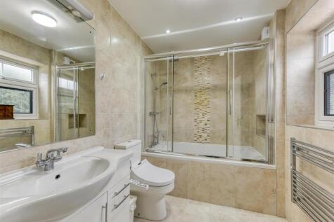 The Cottage-bed1 ensuite.jpg