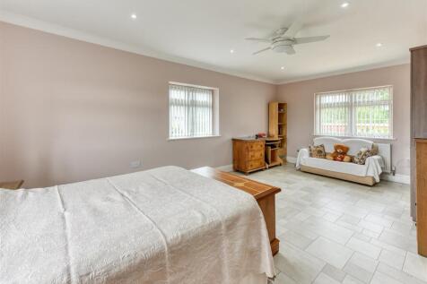 The Cottage-bed5b.jpg