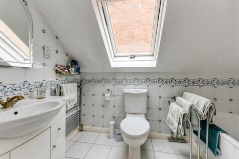 Perton Springs-bed1 ensuite.jpg